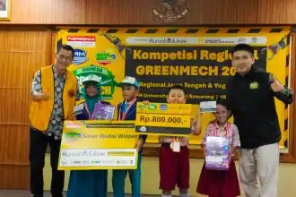 Tahani Ahla Al Amani, putri Wakil Gubernur Jawa Tengah Taj Yasin Maimoen, bersama tim Cosmic 1C usai meraih medali perak pada ajang Regional GREENMECH Programmer 2026 di Kampus UNNES Semarang, Sabtu (10/1/2026).