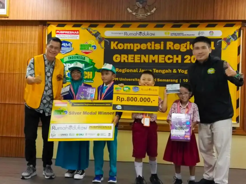Tahani Ahla Al Amani, putri Wakil Gubernur Jawa Tengah Taj Yasin Maimoen, bersama tim Cosmic 1C usai meraih medali perak pada ajang Regional GREENMECH Programmer 2026 di Kampus UNNES Semarang, Sabtu (10/1/2026).