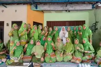 Ketua PAC Muslimat NU Kecamatan Tembalang Dwi Supratiwi menyampaikan arahan pengelolaan sampah dan pemberdayaan ekonomi kader dalam pengajian rutin di Kelurahan Sendangmulyo, Kota Semarang, Ahad (11/1/2026).