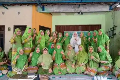 Ketua PAC Muslimat NU Kecamatan Tembalang Dwi Supratiwi menyampaikan arahan pengelolaan sampah dan pemberdayaan ekonomi kader dalam pengajian rutin di Kelurahan Sendangmulyo, Kota Semarang, Ahad (11/1/2026).