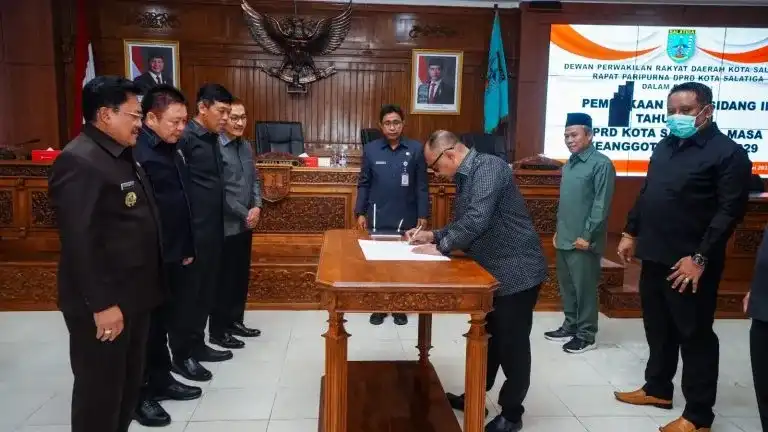 Wali Kota Salatiga Robby Hernawan bersama pimpinan dan anggota DPRD Kota Salatiga saat Rapat Paripurna Pembukaan Masa Sidang II Tahun 2026 di Gedung DPRD Kota Salatiga, Jumat (9/1/2026).