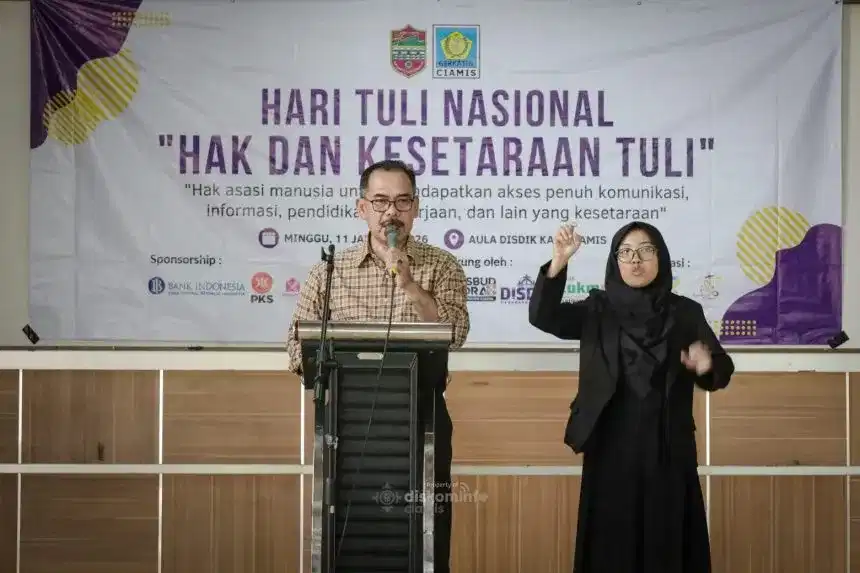 Asisten Administrasi Umum (Asda III) Pemkab Ciamis Wawan Ruhyat membacakan sambutan tertulis Bupati Ciamis pada pembukaan Seminar Hari Tuli Nasional di Aula Dinas Pendidikan Kabupaten Ciamis, Minggu (11/1/2026).