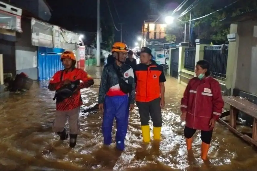 Warga Kelurahan Karangasem Utara mengungsi ke Masjid Al Ikhlas akibat banjir yang merendam permukiman pesisir Kabupaten Batang, Sabtu (10/1/2026) malam.