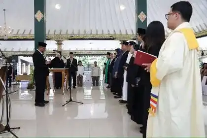 Proses pelantikan delapan anggota Komisi Perlindungan Anak Daerah (KPAD) Sleman periode 2026–2028 di Pendopo Parasamya Kantor Setda Kabupaten Sleman, Senin (12/1/2026).