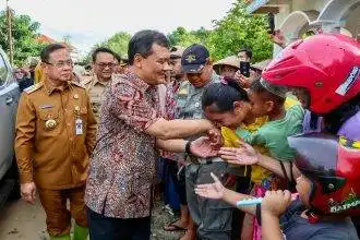 Gubernur Jawa Tengah Ahmad Luthfi bersama Wakil Gubernur Taj Yasin meninjau lokasi longsor di Desa Tempur, Kecamatan Keling, Kabupaten Jepara, Selasa (13/1/2026).