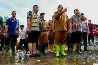 Gubernur Jawa Tengah Ahmad Luthfi didampingi jajaran pemerintah daerah dan unsur TNI-Polri saat meninjau lokasi banjir di Desa Banjarsari, Kecamatan Gabus, Kabupaten Pati, Selasa (13/1/2026).