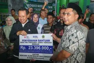 Wakil Gubernur Jawa Tengah Taj Yasin Maimoen saat meninjau Posko Bencana Banjir di Desa Temulus, Kecamatan Mejobo, Kabupaten Kudus, Selasa (13/1/2026).