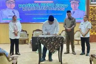 Bupati Batang M. Faiz Kurniawan menandatangani dokumen Rencana Kerja Pemerintah Daerah (RKPD) 2027 di Aula Bupati Batang, Kabupaten Batang, Jawa Tengah, Rabu (14/1/2026).