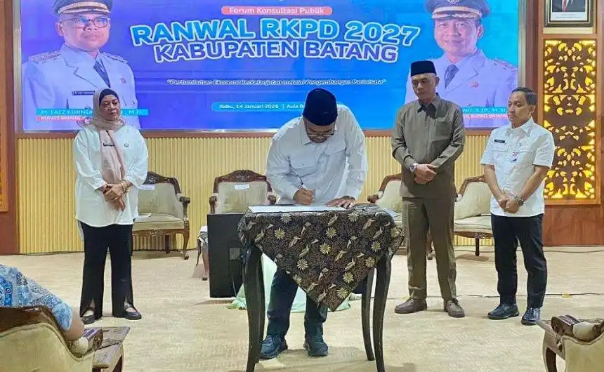 Bupati Batang M. Faiz Kurniawan menandatangani dokumen Rencana Kerja Pemerintah Daerah (RKPD) 2027 di Aula Bupati Batang, Kabupaten Batang, Jawa Tengah, Rabu (14/1/2026).