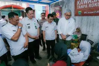 Wali Kota Bandung Muhammad Farhan saat meninjau kegiatan Siskamling Siaga Bencana ke-76 di Kelurahan Babakan Ciparay, Kota Bandung, Rabu (14/1/2026).