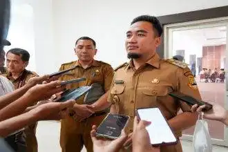 Wali Kota Cilegon Robinsar memberikan keterangan kepada wartawan terkait komitmen penertiban tambang ilegal di Kota Cilegon, Rabu (14/1/2026).