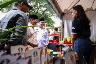 Wakil Gubernur Jawa Tengah Taj Yasin Maimoen memberikan sambutan pada peringatan Hari Desa Nasional 2026 di Desa Butuh, Kecamatan Mojosongo, Kabupaten Boyolali, Rabu (14/1/2026), dengan latar pameran produk unggulan desa dan kehadiran pelaku UMKM dari berbagai daerah.