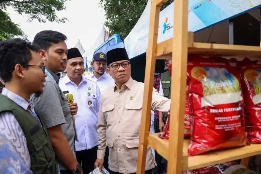 Sejumlah pelaku UMKM desa menampilkan produk unggulan, mulai dari olahan pangan lokal hingga kopi luwak Liberica, dalam Pameran Produk Unggulan Desa pada peringatan Hari Desa Nasional 2026 di Lapangan Desa Butuh, Kecamatan Mojosongo, Kabupaten Boyolali, Rabu (14/1/2026).