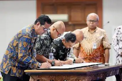 Gubernur Jawa Tengah Ahmad Luthfi melantik dan mengambil sumpah/janji 1.049 pejabat ASN seiring penerapan Struktur Organisasi dan Tata Kerja (SOTK) baru di lingkungan Pemerintah Provinsi Jawa Tengah, di Gedung Gradhika Bhakti Praja, Kota Semarang, Kamis (15/1/2026).