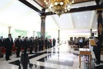 Bupati Jombang Warsubi melantik dan mengambil sumpah/janji 84 pejabat manajerial di lingkungan Pemerintah Kabupaten Jombang di Pendopo Pemkab Jombang, Jawa Timur, Kamis (15/1/2026) sore.
