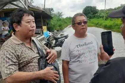 Kondisi banjir dan rob yang menggenangi kawasan Taman Marina, RW IX Kelurahan Tawangsari, Kecamatan Semarang Barat, Kota Semarang, yang mengganggu akses dan aktivitas warga, awal 2026.