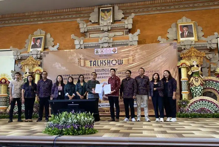 Menteri Perindustrian Agus Gumiwang Kartasasmita bersama jajaran Kementerian Perindustrian dan akademisi Universitas Mahasaraswati Denpasar saat kegiatan penguatan transformasi industri kecil dan menengah fesyen dan kriya berbasis keberlanjutan dan budaya lokal.