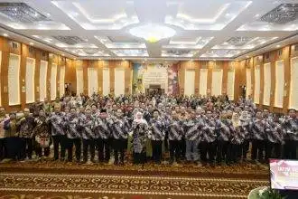 Gubernur dan Wakil Gubernur Jawa Timur bersama seluruh peserta Jatim Retreat 2026 berfoto bersama usai kegiatan evaluasi dan perumusan strategi keuangan daerah di BPSDM Provinsi Jawa Timur, Surabaya, Kamis (15/1/2026).