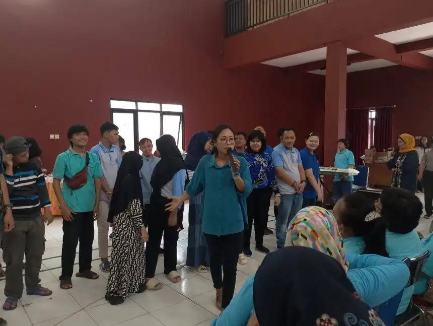 Suasana pertemuan komunitas difabel Harsa Abipraya (Hasbi) bersama orang tua dan pendamping di Balai Kelurahan Sendangguwo, Kecamatan Tembalang, Kota Semarang, Sabtu (17/1/2026) sore.