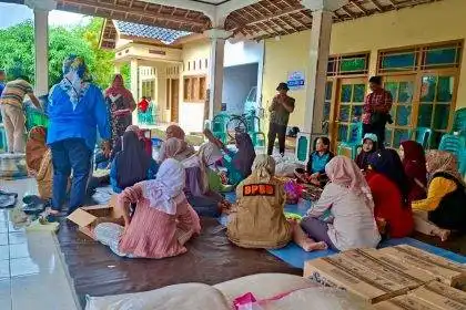 Petugas menyiapkan dan mendistribusikan bantuan logistik dari Pemerintah Provinsi Jawa Tengah untuk warga terdampak banjir di Kabupaten Kendal, Batang, Pemalang, dan Kota Pekalongan, Sabtu (17/1/2026).
