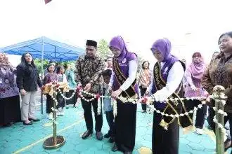 Wakil Gubernur Jawa Tengah Taj Yasin Maimoen bersama Ketua TP Posyandu Jateng Nawal Arafah Yasin meninjau layanan konseling kesehatan mental di Posyandu Plus Anggrek XV Berbasis 6 SPM, Kelurahan Gilingan, Kota Surakarta, Sabtu (17/1/2026).