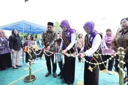 Wakil Gubernur Jawa Tengah Taj Yasin Maimoen bersama Ketua TP Posyandu Jateng Nawal Arafah Yasin meninjau layanan konseling kesehatan mental di Posyandu Plus Anggrek XV Berbasis 6 SPM, Kelurahan Gilingan, Kota Surakarta, Sabtu (17/1/2026).