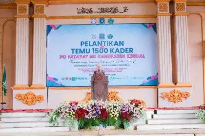 Bupati Kendal Dyah Kartika Permanasari memberikan sambutan pada pelantikan Pimpinan Cabang Fatayat NU Kabupaten Kendal masa khidmah 2025–2030 di Pondok Pesantren Darul Amanah, Sukorejo, Kabupaten Kendal, Ahad (18/1/2026).