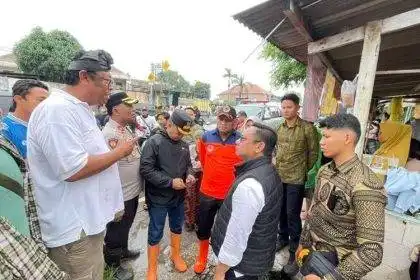 Plt Bupati Bekasi Asep Surya Atmaja meninjau langsung lokasi banjir di Kampung Kali Ulu, Kecamatan Cikarang Utara, Kabupaten Bekasi, Minggu (18/1/2026), sekaligus menyerahkan bantuan sembako kepada warga terdampak.