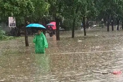 Kondisi banjir yang merendam permukiman warga di salah satu desa terdampak di Kabupaten Bekasi, Jawa Barat, dengan ketinggian air bervariasi akibat curah hujan tinggi, Minggu (18/1/2026).