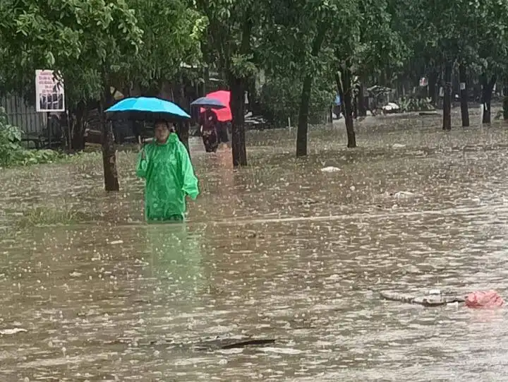 Kondisi banjir yang merendam permukiman warga di salah satu desa terdampak di Kabupaten Bekasi, Jawa Barat, dengan ketinggian air bervariasi akibat curah hujan tinggi, Minggu (18/1/2026).