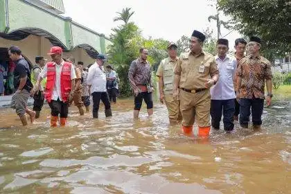 Wakil Gubernur Jawa Tengah Taj Yasin Maimoen bersama istri, Nawal Arafah Yasin, meninjau langsung lokasi banjir di Kelurahan Tirto, Kecamatan Pekalongan Barat, Kota Pekalongan, Senin (19/1/2026).
