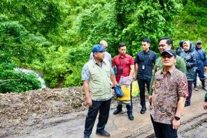 Petani memantau lahan sawah yang terdampak banjir di salah satu wilayah sentra produksi padi di Jawa Tengah, sebagai bagian dari proses pendataan klaim Asuransi Usaha Tani Padi (AUTP).
