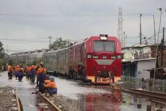 Petugas PT KAI Daop 4 Semarang melakukan pemantauan jalur rel di petak jalan Stasiun Pekalongan–Stasiun Sragi yang kembali tergenang air, Minggu (18/1/2026).