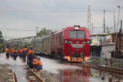 Petugas PT KAI Daop 4 Semarang melakukan pemantauan jalur rel di petak jalan Stasiun Pekalongan–Stasiun Sragi yang kembali tergenang air, Minggu (18/1/2026).