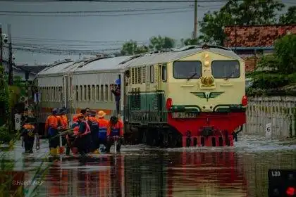 Petugas prasarana PT KAI Daop 4 Semarang melakukan perbaikan dan pengawasan jalur kereta api pada petak jalan Stasiun Pekalongan–Sragi pascagenangan banjir, Senin (19/1/2026).