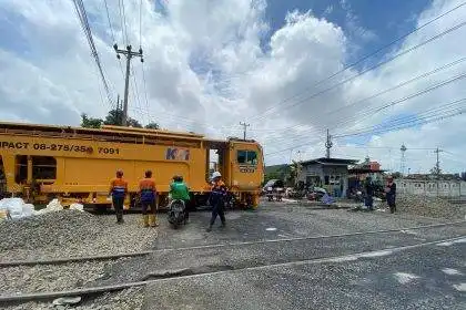 Petugas PT KAI Daop 4 Semarang melakukan pemantauan dan perbaikan jalur rel di petak jalan Stasiun Pekalongan–Stasiun Sragi pascagenangan air, Senin (19/1/2026).