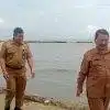 Plt Kepala Dinas Kelautan dan Perikanan Kabupaten Batang Agung Wisnu Bharata meninjau langsung proses pengerukan muara Sungai Sambong di kawasan TPI Klidang Lor, Kabupaten Batang, Senin (19/1/2026).
