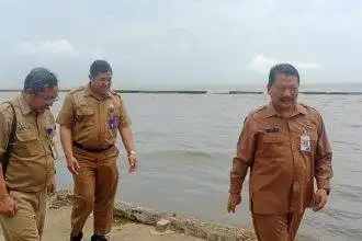 Plt Kepala Dinas Kelautan dan Perikanan Kabupaten Batang Agung Wisnu Bharata meninjau langsung proses pengerukan muara Sungai Sambong di kawasan TPI Klidang Lor, Kabupaten Batang, Senin (19/1/2026).