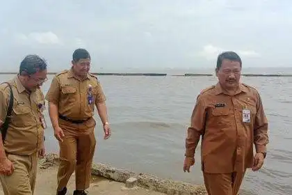 Plt Kepala Dinas Kelautan dan Perikanan Kabupaten Batang Agung Wisnu Bharata meninjau langsung proses pengerukan muara Sungai Sambong di kawasan TPI Klidang Lor, Kabupaten Batang, Senin (19/1/2026).