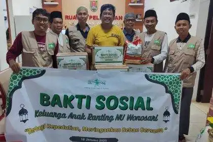 Pengurus Anak Ranting NU Wonosari menyalurkan bantuan sembako menggunakan ambulans NU ke Posko Bencana Kelurahan Wonosari, Kecamatan Ngaliyan, Kota Semarang, Minggu (18/1/2025) malam.