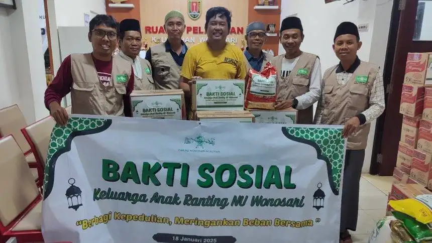 Pengurus Anak Ranting NU Wonosari menyalurkan bantuan sembako menggunakan ambulans NU ke Posko Bencana Kelurahan Wonosari, Kecamatan Ngaliyan, Kota Semarang, Minggu (18/1/2025) malam.