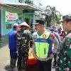 Kapolresta Pati Kombes Pol Jaka Wahyudi meninjau dapur umum dan menyapa warga terdampak banjir di Kecamatan Juwana, Kabupaten Pati, Senin (19/1/2026).
