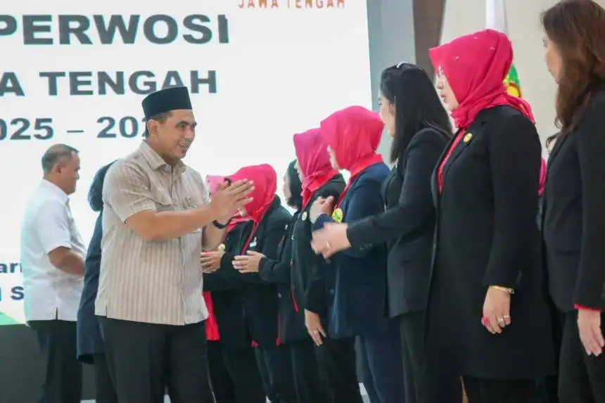 Wakil Gubernur Jawa Tengah Taj Yasin Maimoen bersama jajaran Pemprov Jateng usai pelantikan pengurus Perwosi di Wisma Perdamaian Semarang, Selasa (20/1/2026).