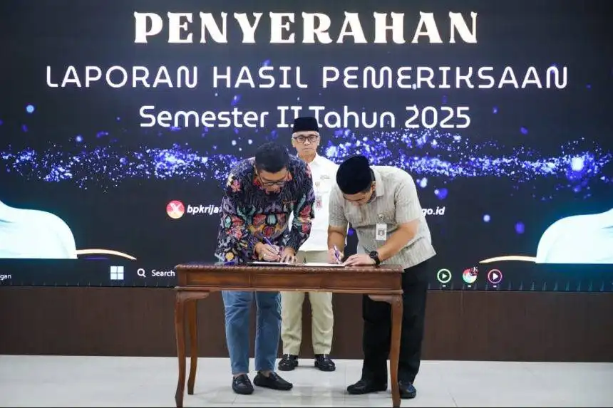 Wakil Gubernur Jawa Tengah Taj Yasin Maimoen menerima Laporan Hasil Pemeriksaan Kinerja Ketahanan Pangan dari BPK Perwakilan Jawa Tengah di Auditorium BPK Jateng, Selasa (20/1/2026).