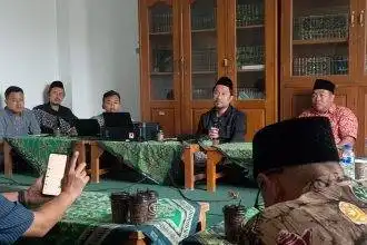 Ketua Panitia Ngeslupi dan Peresmian Gedung PCNU Kota Semarang KH. Iman Fadhilah saat memimpin rapat dan gladi persiapan peresmian. Tampak Gedung PCNU Kota Semarang yang telah selesai dibangun ulang.