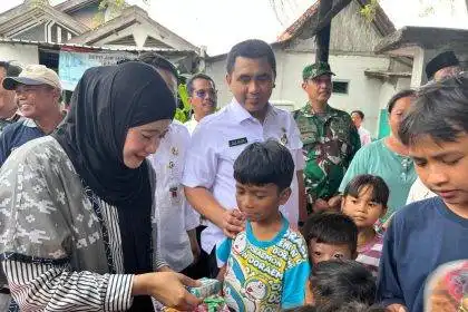 Ketua TP PKK Jawa Tengah sekaligus Bunda PAUD Jateng, Hj. Nawal Arafah Yasin, membagikan susu dan buku bacaan kepada anak-anak pengungsi banjir di Kecamatan Juwana, Kabupaten Pati, Rabu (21/1/2026).