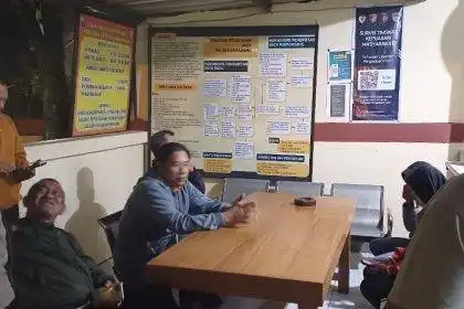 Petugas Polsek Ungaran mengamankan seorang anak perempuan berusia 11 tahun yang ditemukan warga saat berjalan sendirian pada malam hari di wilayah Ungaran Barat, Kabupaten Semarang, Rabu (21/1/2026).