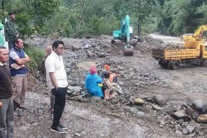 Anggota DPR RI Komisi VII Andhika Satya W. Pangarso meninjau salah satu titik longsor di wilayah Kabupaten Jepara, Jawa Tengah, Kamis (22/1/2026).