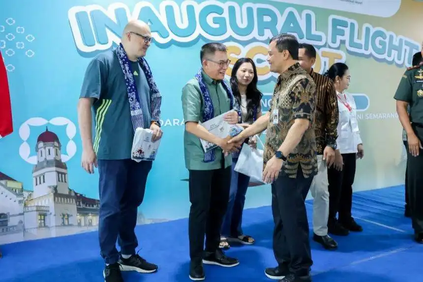 Aktivitas penerbangan internasional di Bandara Jenderal Ahmad Yani Semarang yang mendukung peningkatan mobilitas investor dan arus investasi ke Jawa Tengah.