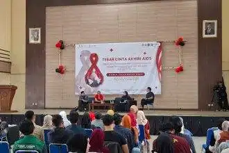 Para mahasiswa mengikuti tes HIV dan AIDS dalam rangkaian kegiatan Tebarkan Cinta Akhiri AIDS di Kampus UIN Sunan Gunung Djati Bandung, Jawa Barat, Kamis (22/1/2026).
